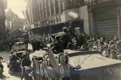 97601 Afbeelding van militairen van het 49th Reconnaissance Regiment (Polar Bears) in hun voertuigen op de Stadhuisbrug ...